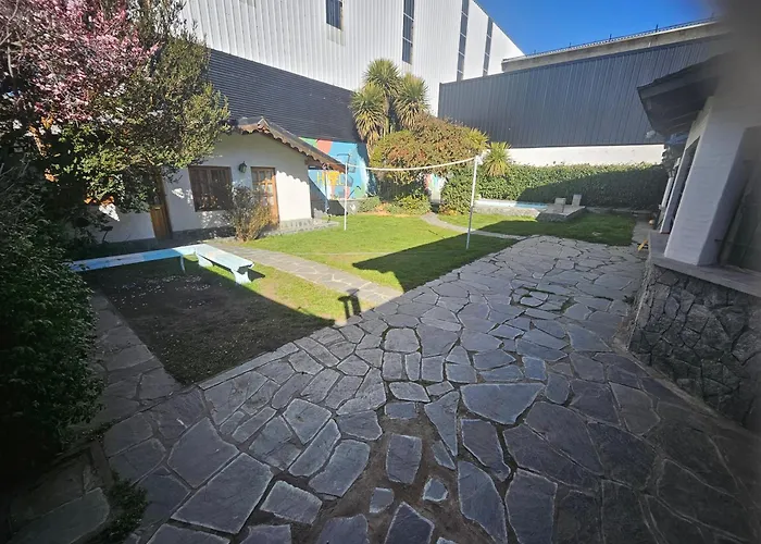 Universal Traveller'S Hostel